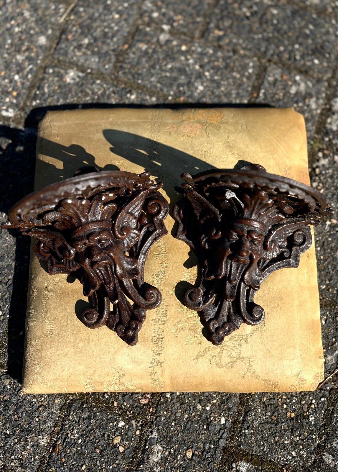 Antieke gietijzeren wandconsoles met groteske gezichten, Antiek en Kunst, Antiek | Overige Antiek, Ophalen of Verzenden