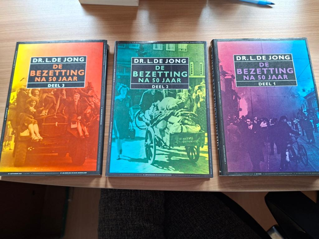 L. De Jong. De bezetting na 50 jaar. Serie 3 delen., Boeken, Oorlog en Militair, Ophalen of Verzenden, Tweede Wereldoorlog, Nieuw