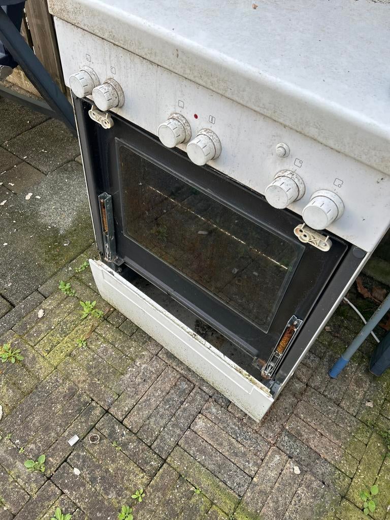 Fornuis met oven - Gratis ophalen voor handige klusser, 60 cm of meer, Zo goed als nieuw, Vrijstaand, 85 tot 90 cm