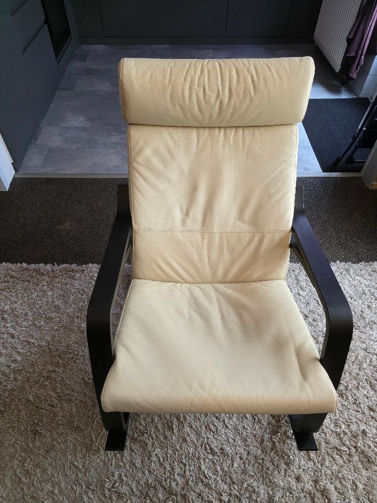 IKEA POÄNG fauteuil (zwartbruin, glose ecru) + voetenbank, Huis en Inrichting, Fauteuils, Gebruikt, Hout, 50 tot 75 cm, 75 tot 100 cm
