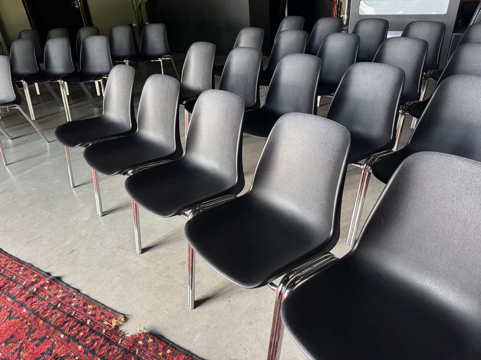 16 stapelstoelen kunststof antraciet schakelbaar, Ophalen, Kunststof, Zo goed als nieuw, Eén