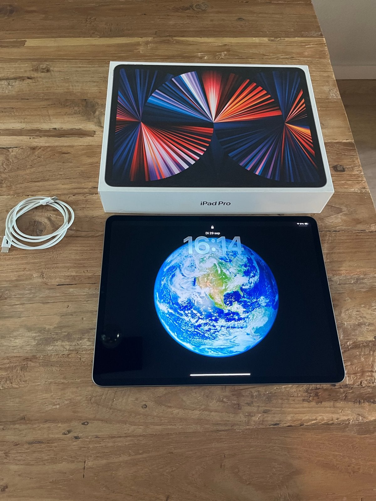 Foto 2 van iPad Pro 12.9 inch (5e Gen) 256GB Wi-Fi met Targus hoes
