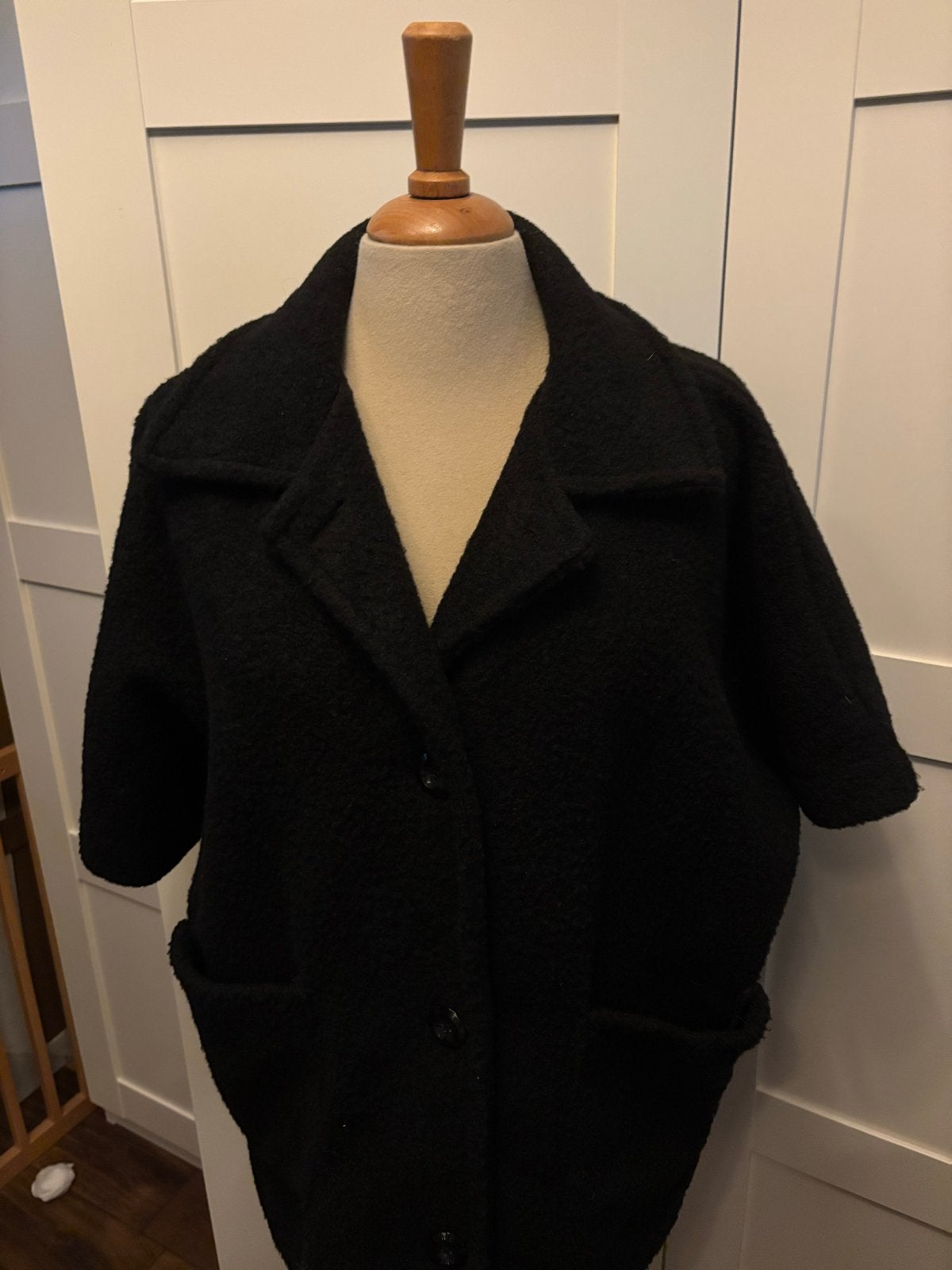 Zwart bouclé jasje met korte mouwen, Ophalen of Verzenden, Gedragen, Maat 38/40 (M), Zwart