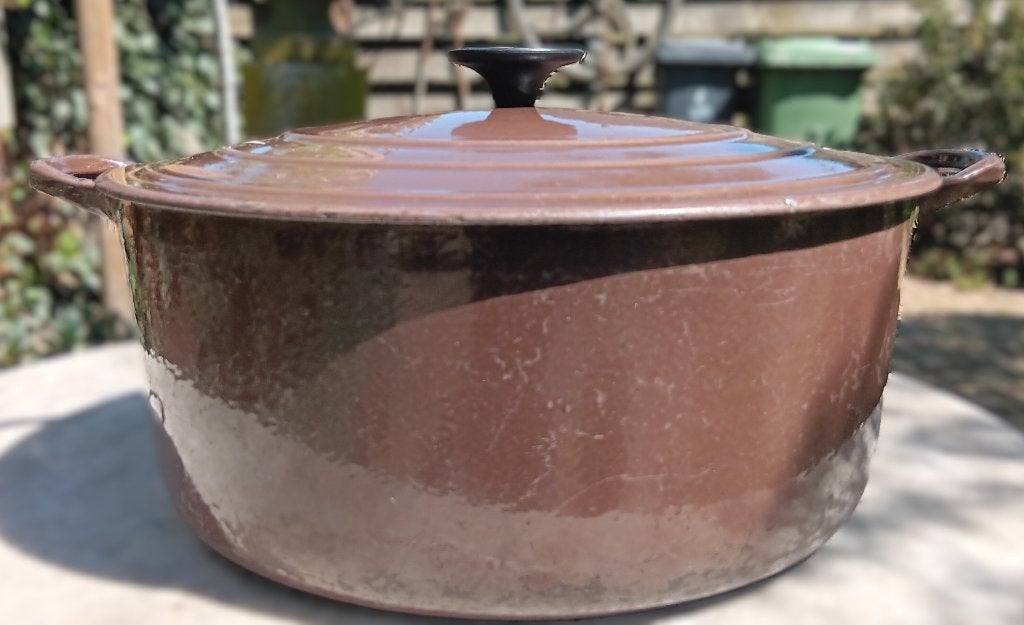 LE CREUSET chocolade bruin gietijzer pan Ø32 (G346), Gebruikt, Le Creuset, Ophalen of Verzenden, Met handvatten