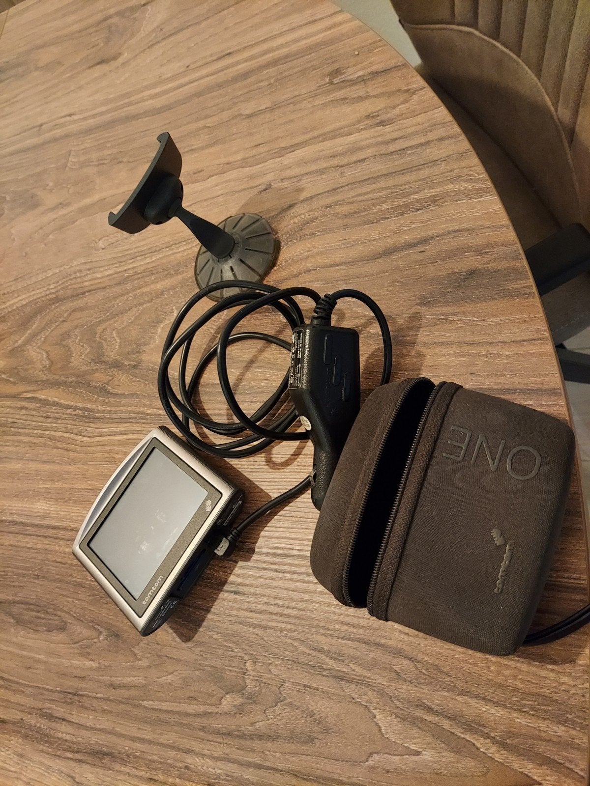 TomTom ONE (4N00.005) Navigatiesysteem met accessoires, Ophalen of Verzenden, Gebruikt