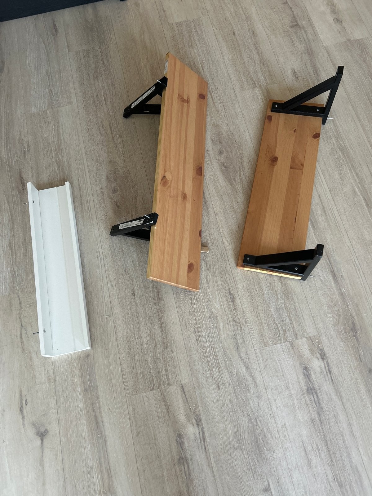 3 IKEA planken: 2 hout met beugels, 1 wit, Ophalen, Gebruikt