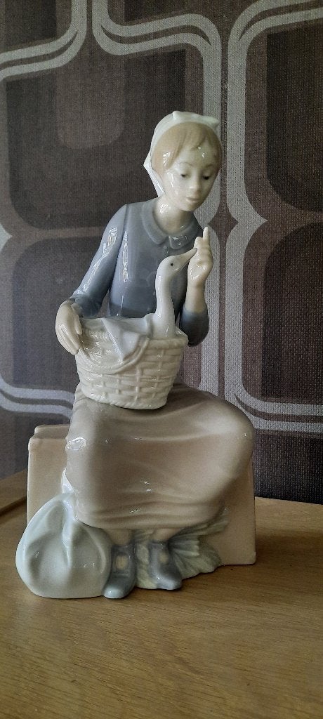 Llandro Nao meisje met de gans op koffer, Antiek en Kunst, Antiek | Keramiek en Aardewerk, Ophalen of Verzenden