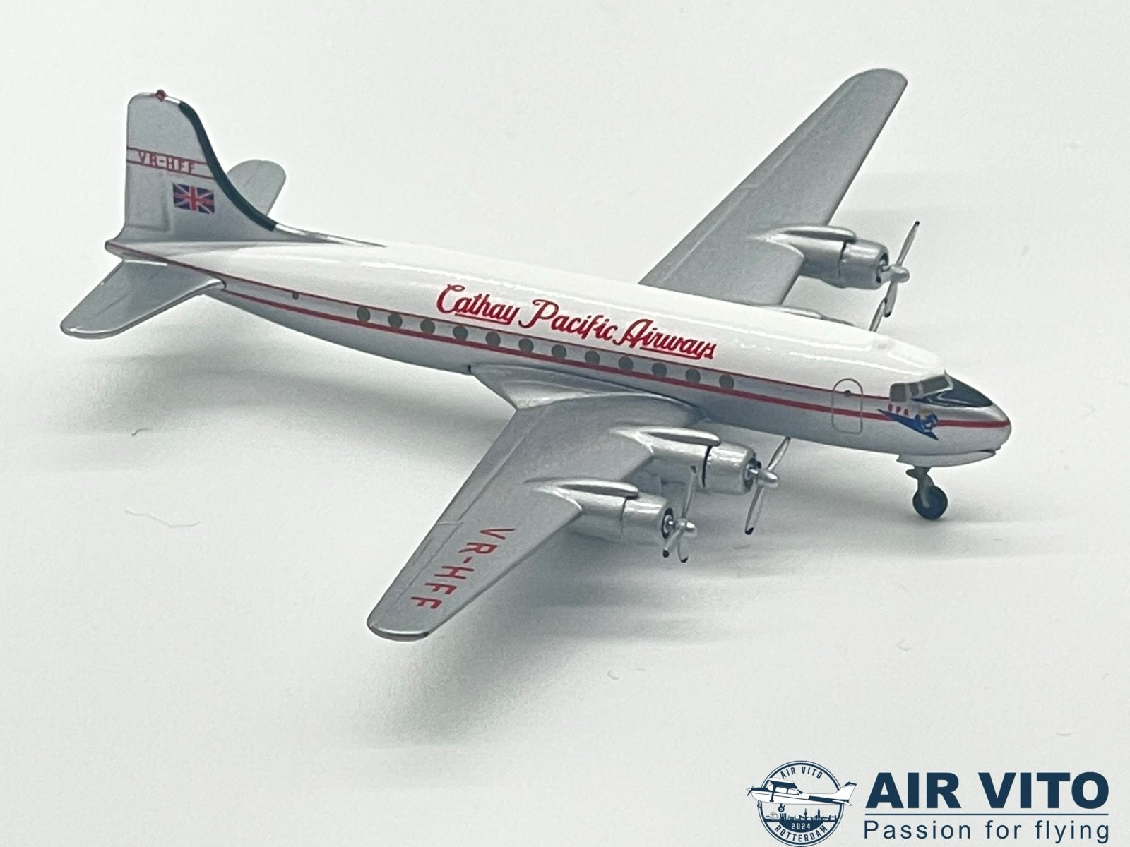 Cathay Pacific Douglas DC4 Skymaster 1:400 Jubileum Editie, Verzamelen, Schaalmodel, 2992JB, Ophalen of Verzenden, Operations@airvito.com