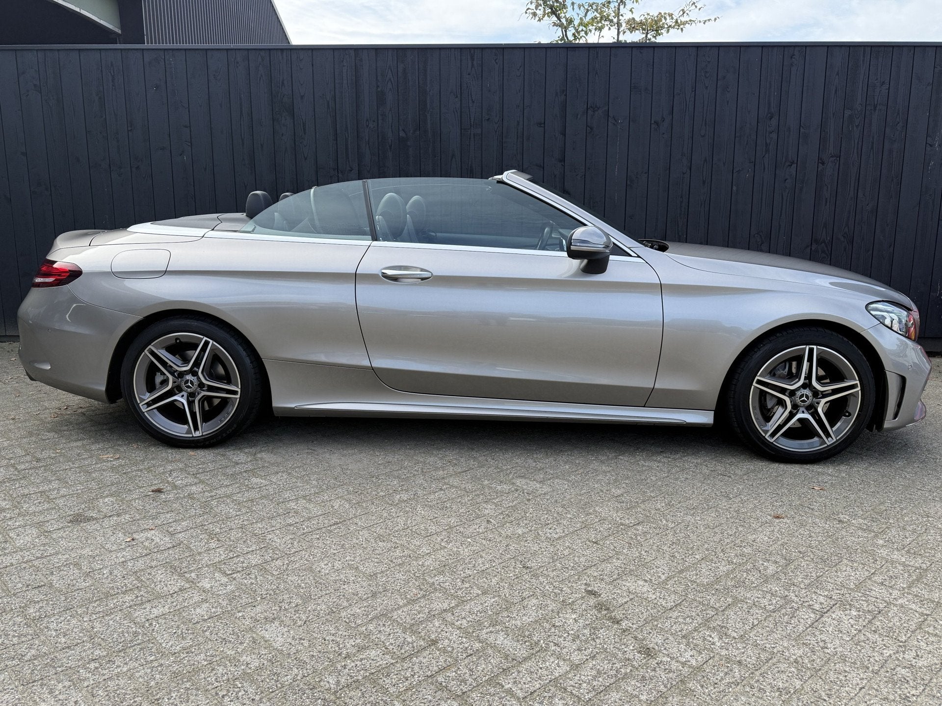 Mercedes-Benz C-Klasse Cabrio 200 AMG Line (bj 2023), Auto's, Automaat, 12 maanden, 4 cilinders, 4 stoelen