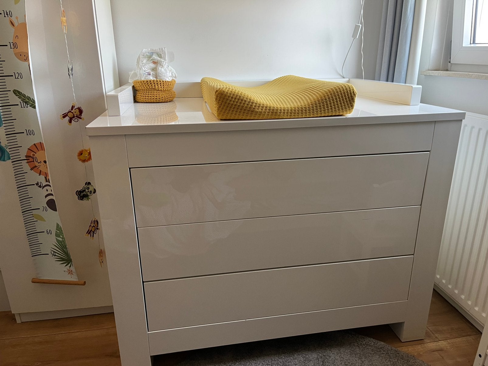 Hoogglans witte commode (Kidsmill) met bladvergroter, Ophalen, Gebruikt, Jongetje of Meisje