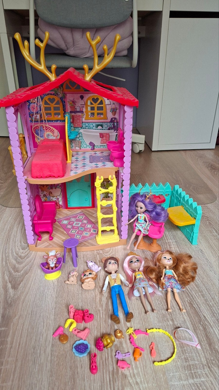 Enchantimals Hertenhuis met poppen en dieren, Ophalen, Zo goed als nieuw, Overige typen