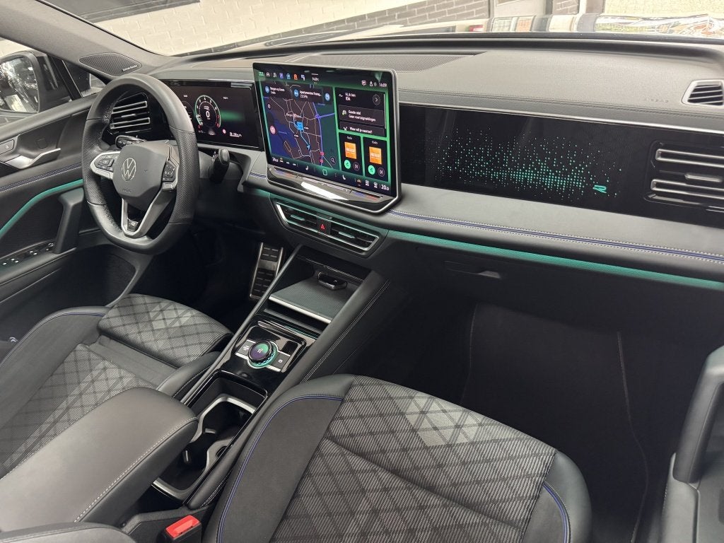 Volkswagen Tiguan 1.5 eTSI R-Line PANO HUD 360 LANE, Automaat, Dealer onderhouden, 4 cilinders, 1616 kg