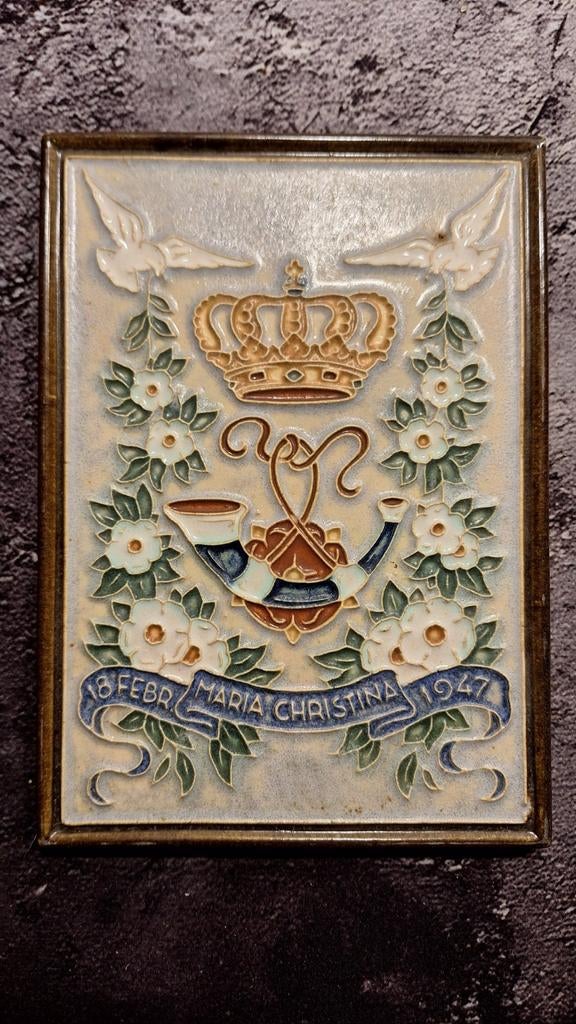 Cloisonne Tegel Porceleyne fles, 18 febr Maria Cristina 1947, Antiek en Kunst, Antiek | Wandborden en Tegels, Ophalen of Verzenden