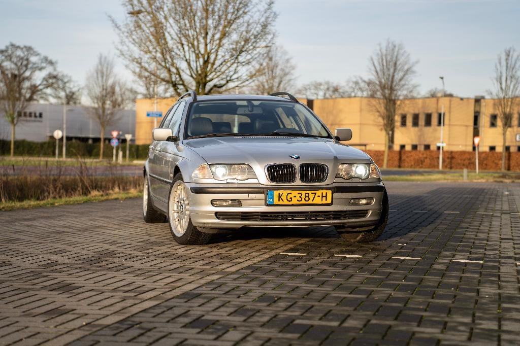 BMW 325i Touring AUT 2001 Grijs, Auto's, BMW, Automaat, Achterwielaandrijving, Zwart, Bluetooth
