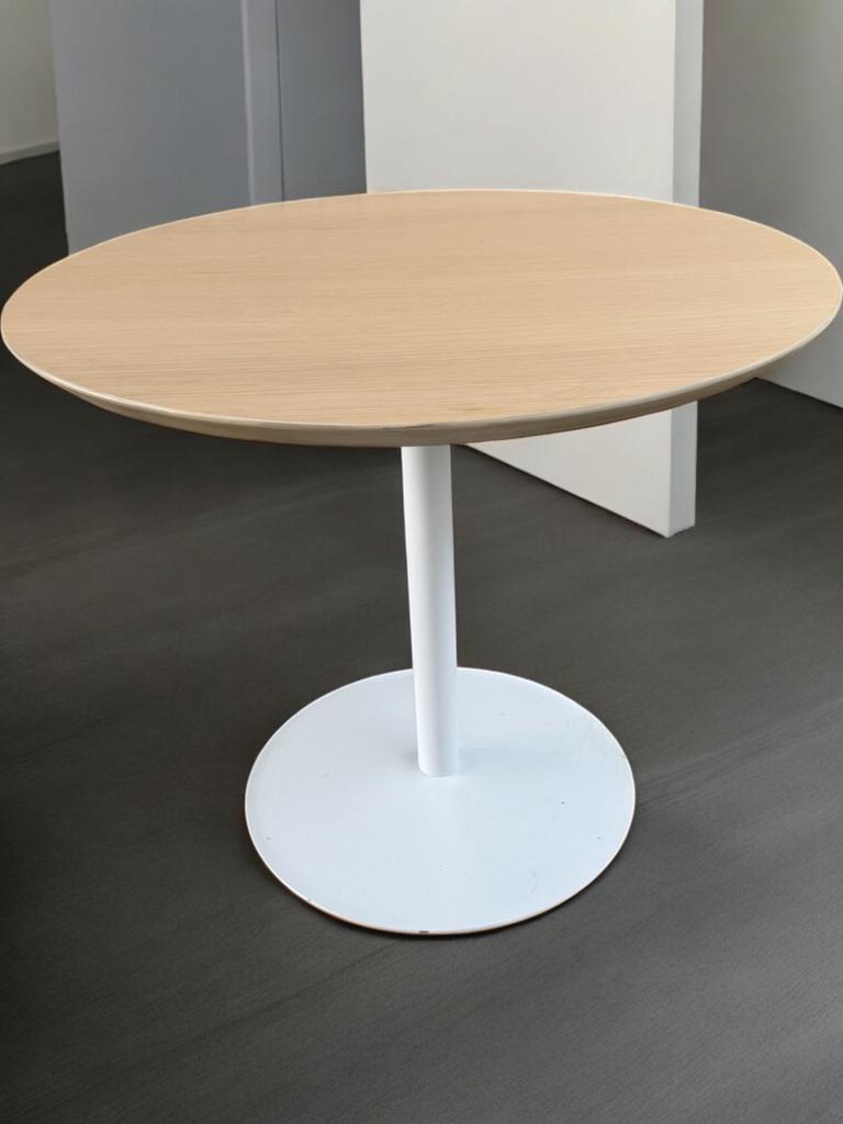Ronde tafel blad van eikenfineer en een witte trompetvoet., Ophalen of Verzenden, Zo goed als nieuw, Rond, 100 tot 150 cm
