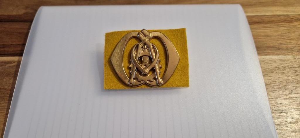 Baretembleem Technische dienst, Verzamelen, Militaria | Algemeen, Ophalen of Verzenden, Landmacht, Nederland, Embleem of Badge