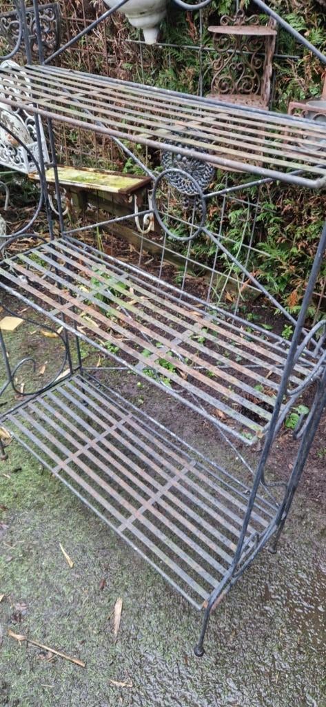 Mooie metalen etagère 4 plateaus(binnen/of buiten)(brocante), Ophalen, Gebruikt