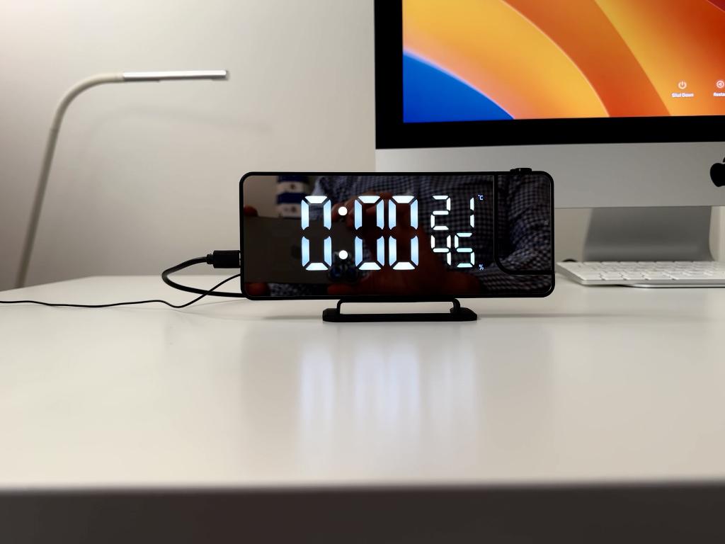 Digital Mirror Projection Alarm Clock te koop (NIEUW), Witgoed en Apparatuur, Wekkers, Ophalen of Verzenden, Nieuw, Digitaal