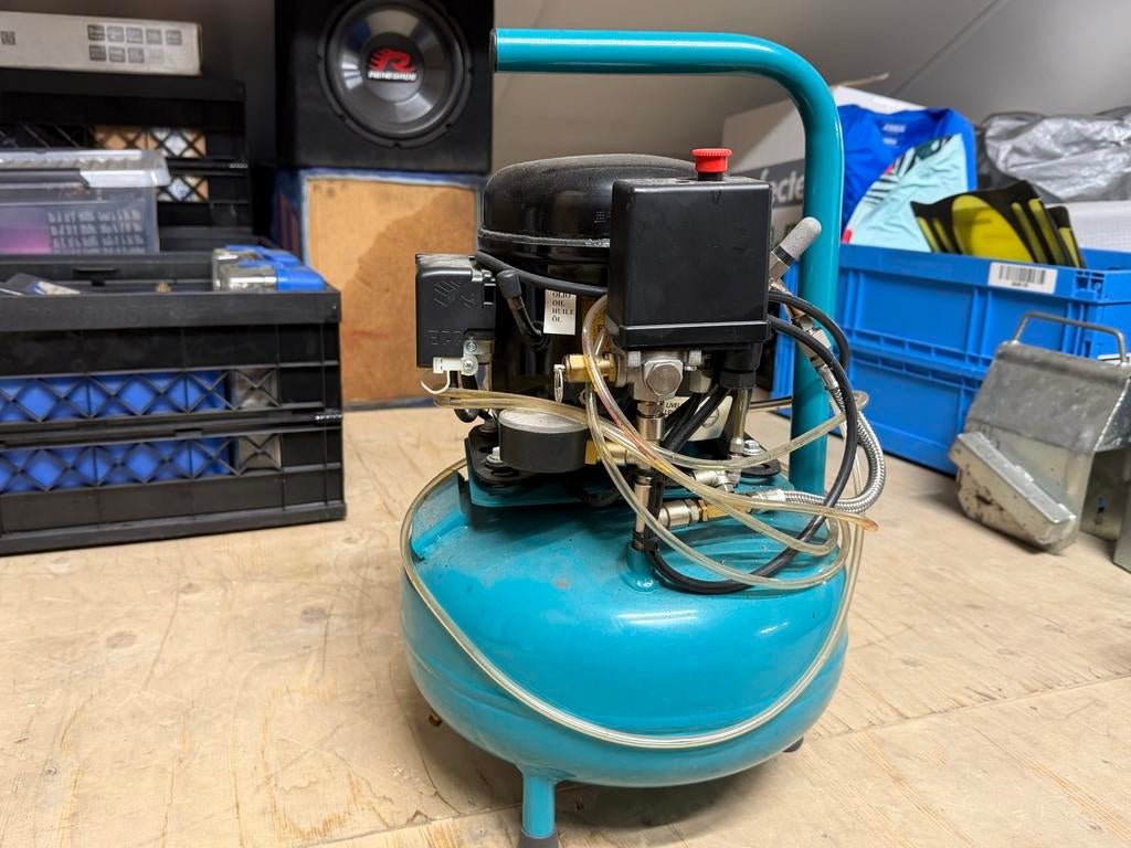 Jun-Air / Air-Com 8bar 9L Fluisterstille Airbrush Compressor, Ophalen, Gebruikt, 6 tot 10 bar, Minder dan 200 liter/min
