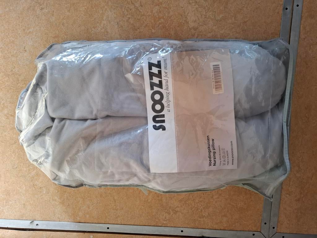 Voedingskussen merk Snoozzz, bij 1 voedingsperiode gebruikt, Kinderen en Baby's, Babyvoeding en Toebehoren, Ophalen, Zo goed als nieuw