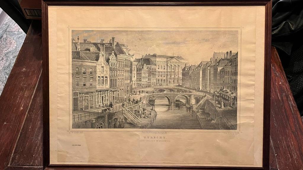 Oude gravure Utrecht Oudegracht en stadhuis ingelijst, Antiek en Kunst, Ophalen