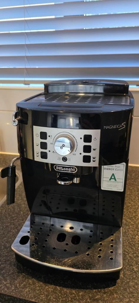 Delonghi Magnifica S Espresso Machine, Espresso apparaat, Ophalen of Verzenden, Zo goed als nieuw, 2 tot 4 kopjes