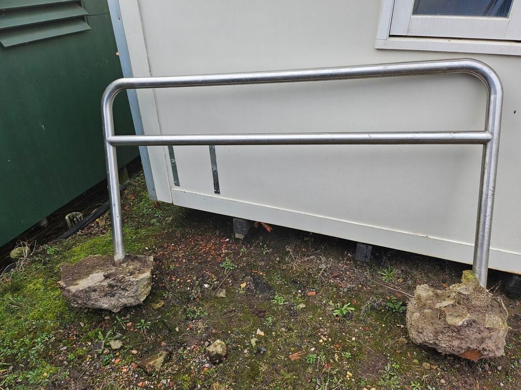 Rvs hek  / fietsensteun met betonnen voet, Ophalen, Gebruikt