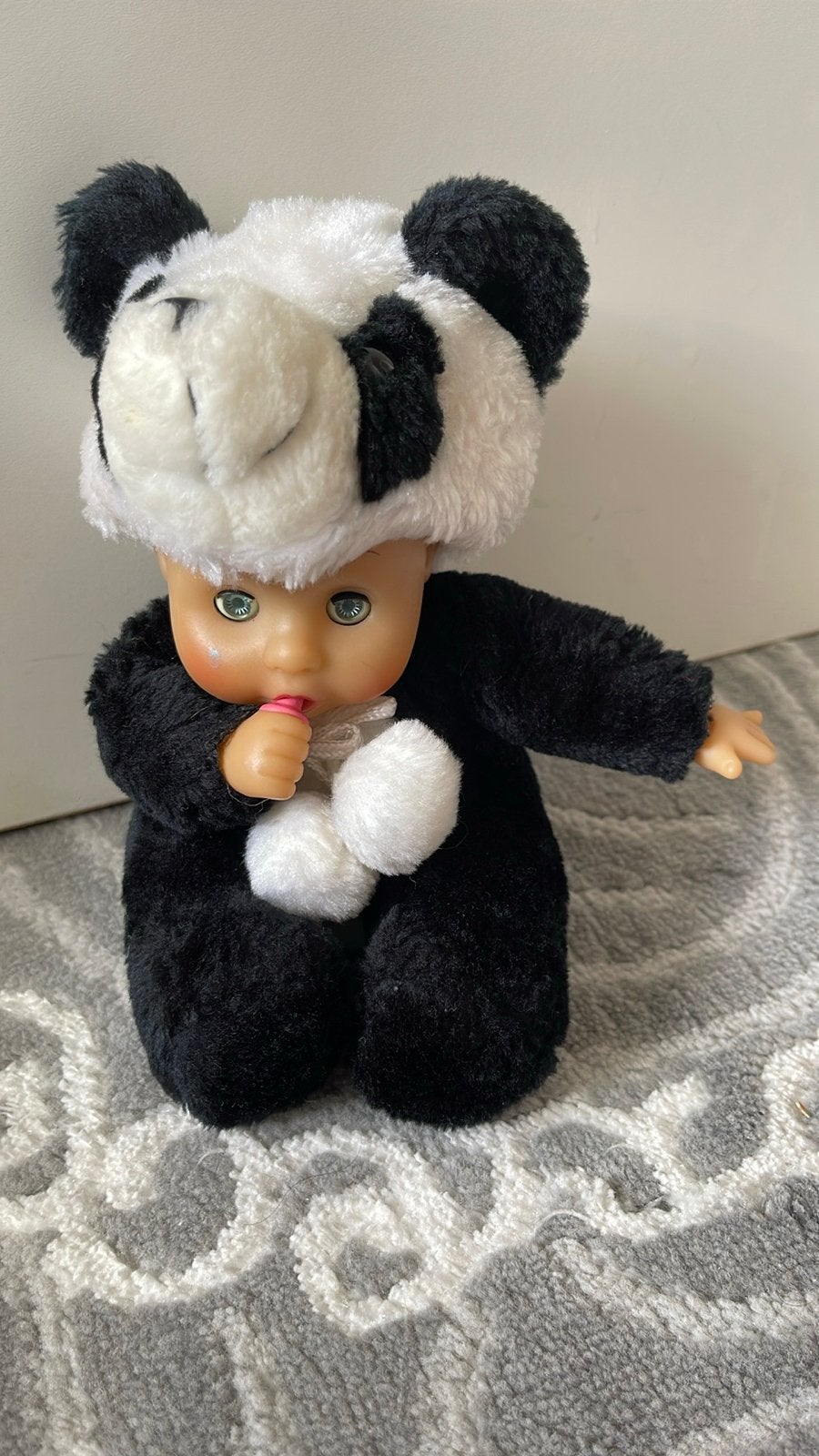 Schattige babypop in panda-outfit, Ophalen of Verzenden, Gebruikt, Babypop