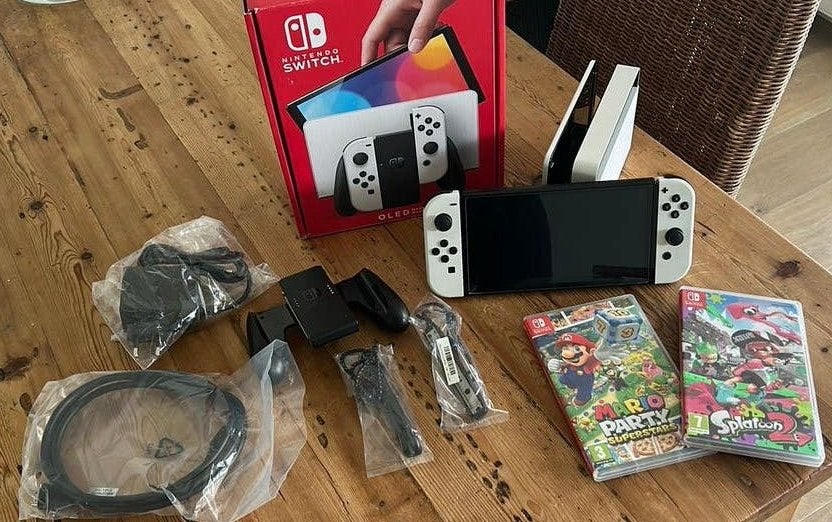 Nintendo Switch OLED Wit Compleet + 2 Games, Spelcomputers en Games, Spelcomputers | Nintendo Switch, Met games, Zo goed als nieuw