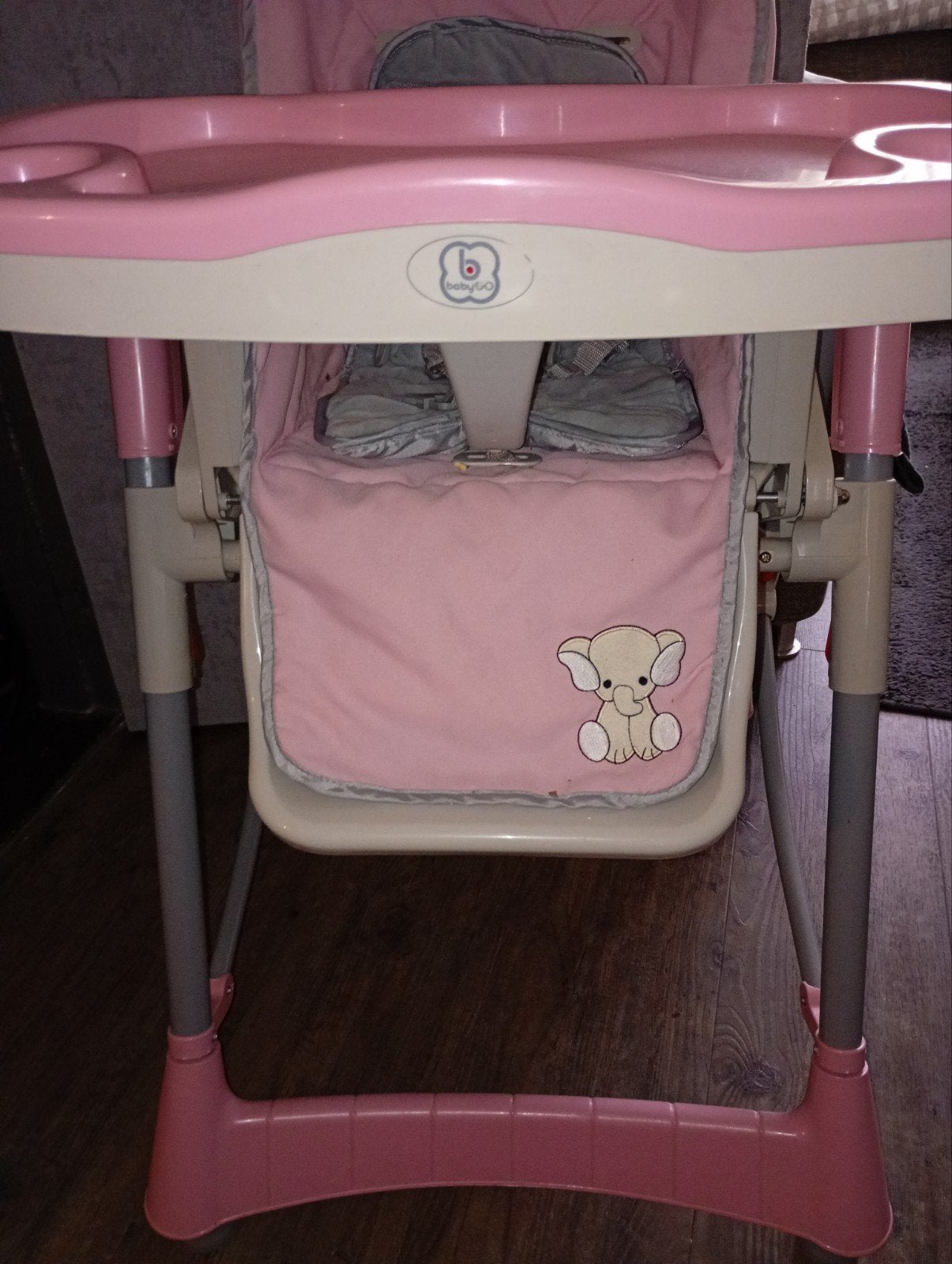 Roze kinderstoel met eetblad en gordel, Kinderen en Baby's, Kinderstoelen, Ophalen, Gebruikt, Overige typen, Gordel(s)