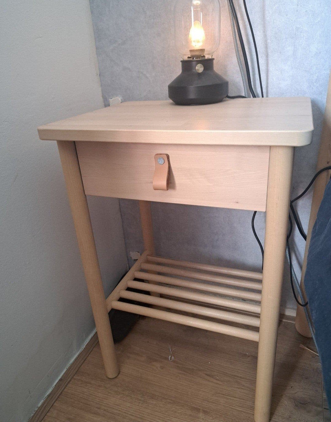 IKEA BJÖRKSNÄS nachtkastje met lade en plankje, Ophalen, Minder dan 45 cm, 55 tot 70 cm, Zo goed als nieuw