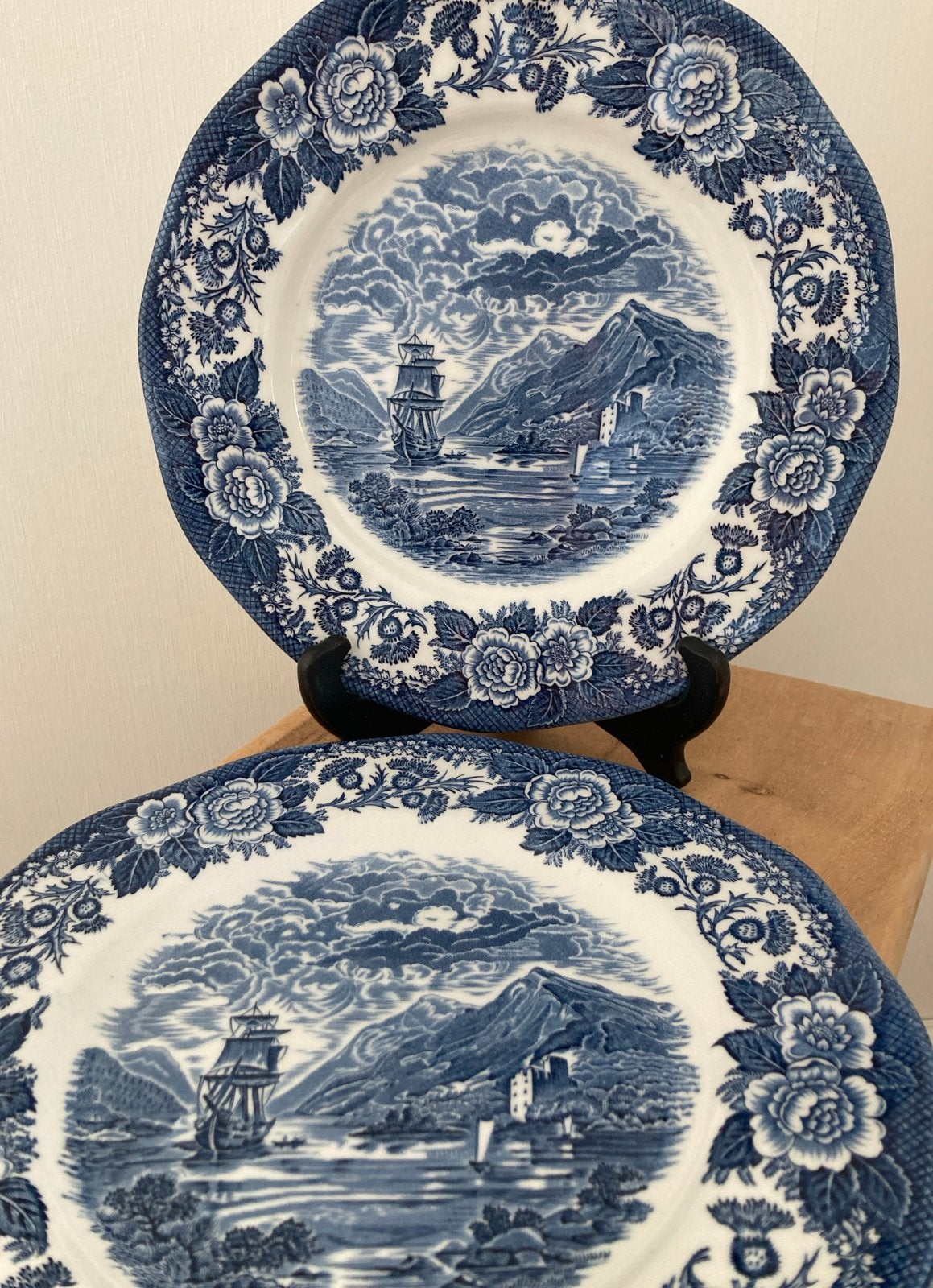 Wedgwood Enoch “ Lochs of Scotland" set 3 borden blauw, Antiek en Kunst, Ophalen of Verzenden
