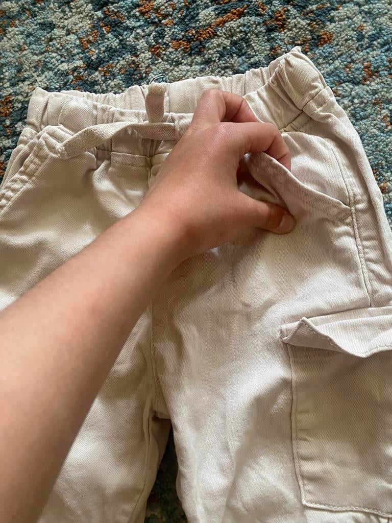 Comfortabele beige cargobroek voor kinderen, Ophalen of Verzenden, Zo goed als nieuw, Wit