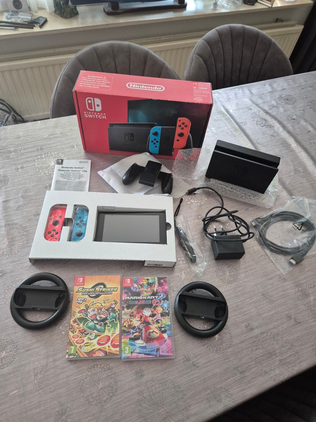 Nette,Nintendo switch in doos Met games oa mario kart, Met games, Met 2 controllers, Ophalen of Verzenden, Zo goed als nieuw