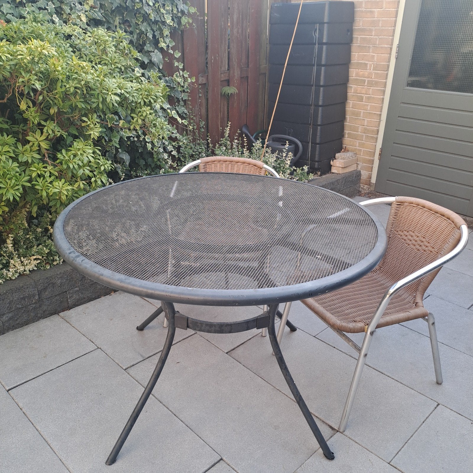 Ronde strekmetaal tuintafel met 2 rotan stoelen, Tuin en Terras, Tuinsets en Loungesets, Ophalen, Gebruikt, Tuinset, Eettafel