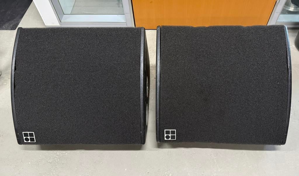 2 stuks D&B max 15 monitors, Zo goed als nieuw, 120 watt of meer, Front, Rear of Stereo speakers, Ophalen