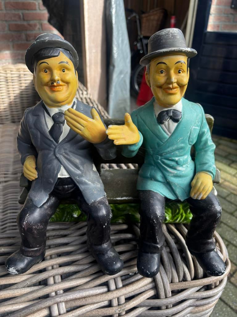 Beeldjes Laurel en Hardy op bankje, Ophalen of Verzenden
