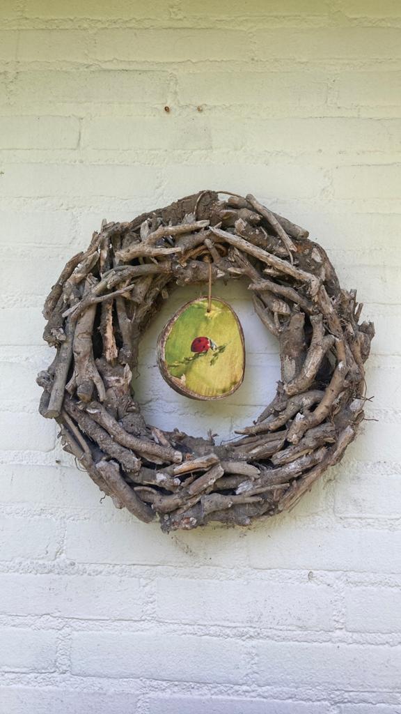 Leuke decoratie krans met schildje, Huis en Inrichting, Woonaccessoires | Kransen, Ophalen of Verzenden, Gebruikt