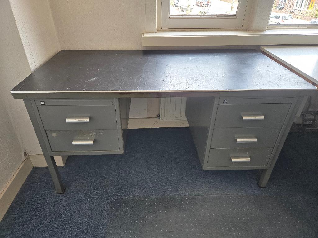 Staalmeubel vintage bureau en bijzettafel, Ophalen, Gebruikt, Met lades, Metaal
