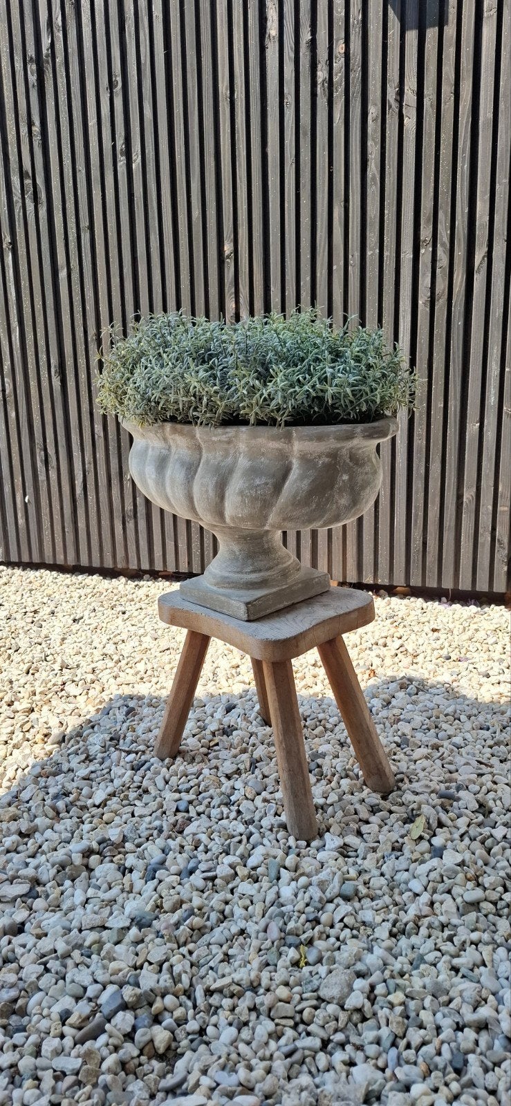 Decoratieve betonnen bloempot op voet, Ophalen, Rond