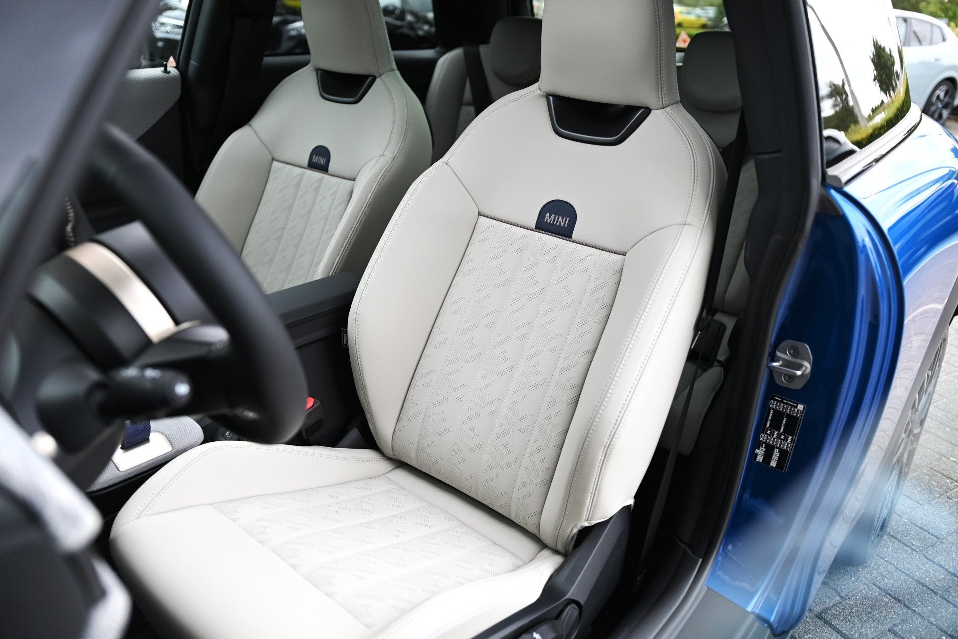 MINI Hatchback Cooper C Automaat / Favoured / Pakket M / 18, Auto's, Mini, Dealer onderhouden, Gebruikt, 156 pk, Met garantie (alle)