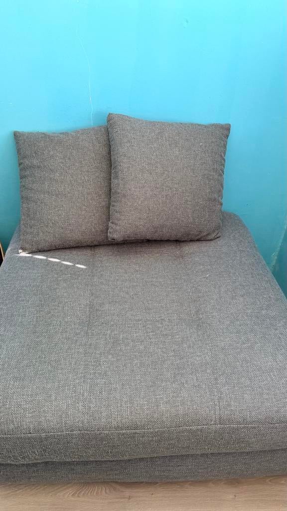 Grijze stoffen poef met kussens, Ophalen, Gebruikt, 100 tot 125 cm, 75 tot 100 cm