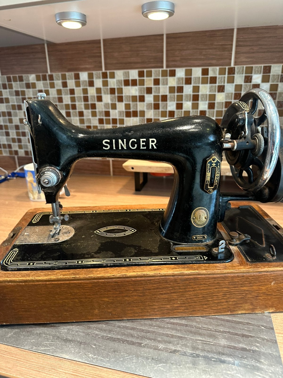 Antieke naaimachine, Ophalen