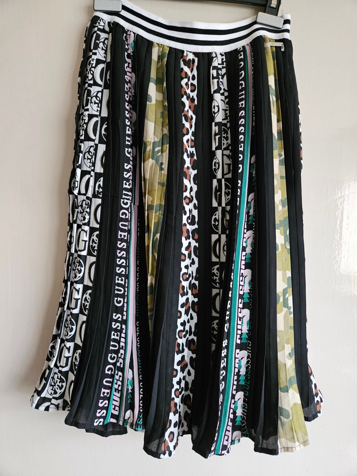 Nieuwe Guess plooirok met diverse prints en strepen, Maat 38/40 (M), Guess, Zwart, Nieuw