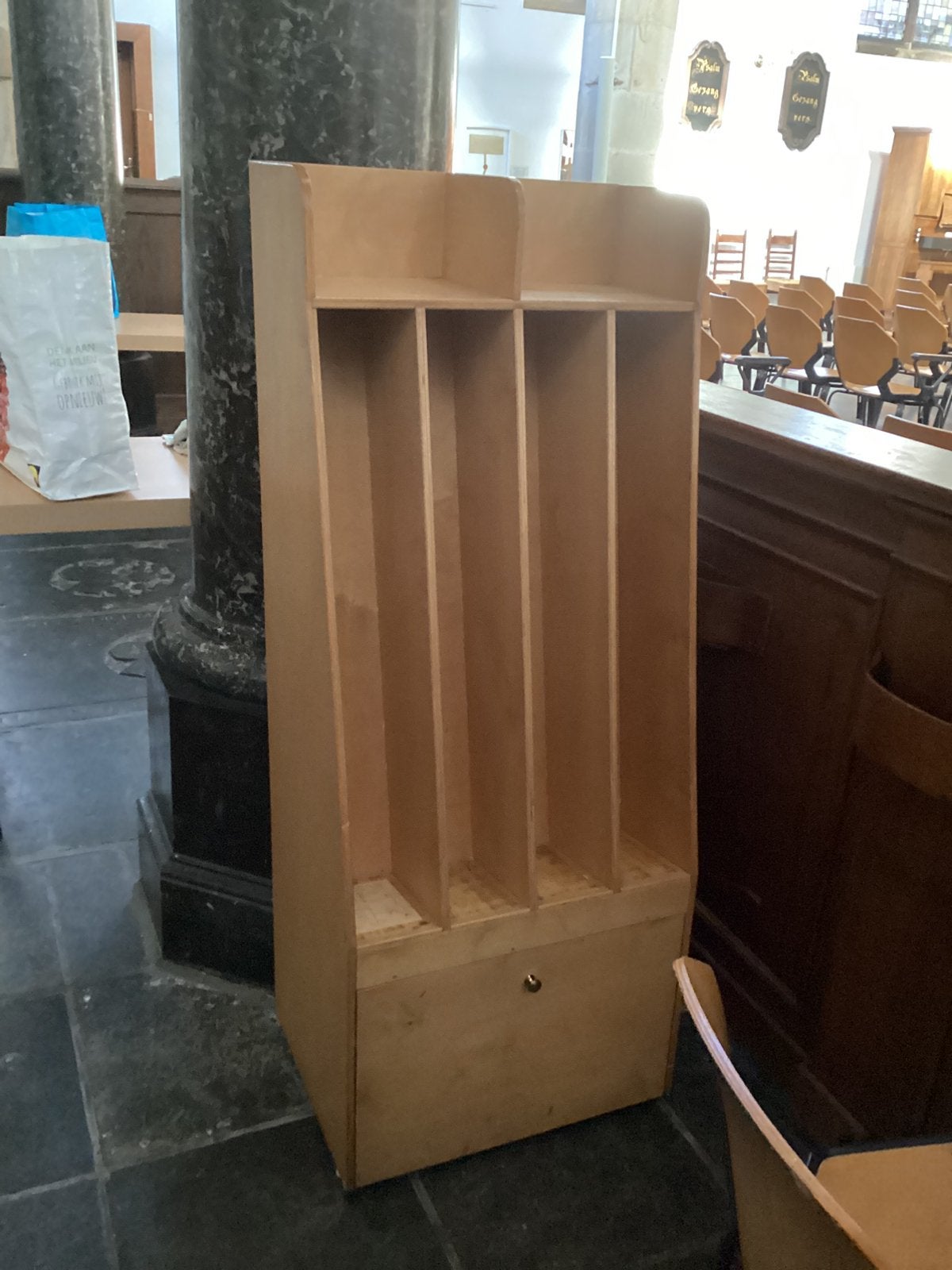 Kast.Voor. Liedboeken en Bijbels.H 1.30.GRATIS.SNEL OPHALEN, Ophalen, Gebruikt
