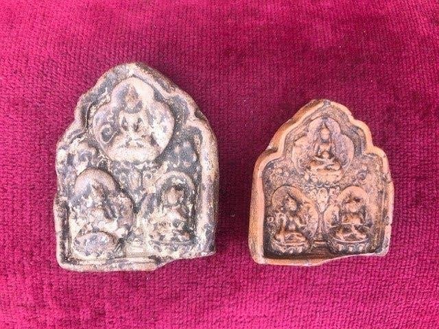 twee terracotta Boeddha amuletten, Ophalen of Verzenden