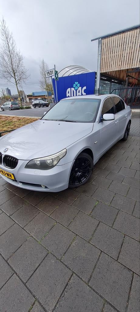 BMW 5-Serie 2.2 I 520 2004 Grijs NIEUWE APK!!!!!!, Auto's, 2171 cc, Achterwielaandrijving, Zwart, Handgeschakeld
