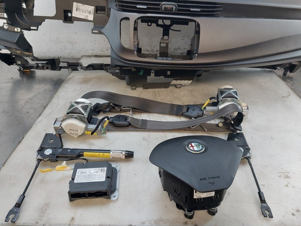 Airbag Set + Dashboard Alfa Romeo Giulietta (940) 156106834, Auto-onderdelen, Stellantis Europe S.p.A, Gebruikt, IPC D1-09 Bahnhofsplatz, Rüsselsheim am Main 65423, , Duitsland