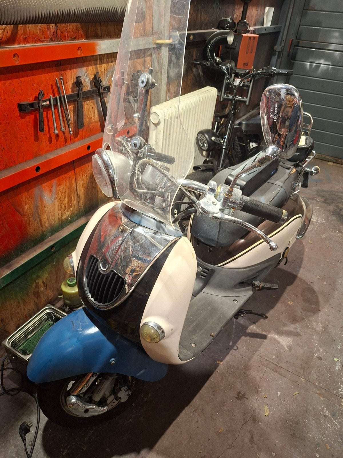 AGM Bella Milano Scooter - Bruin/Beige met Windscherm, Fietsen en Brommers, Ophalen of Verzenden, Gebruikt, Benzine, Overige merken