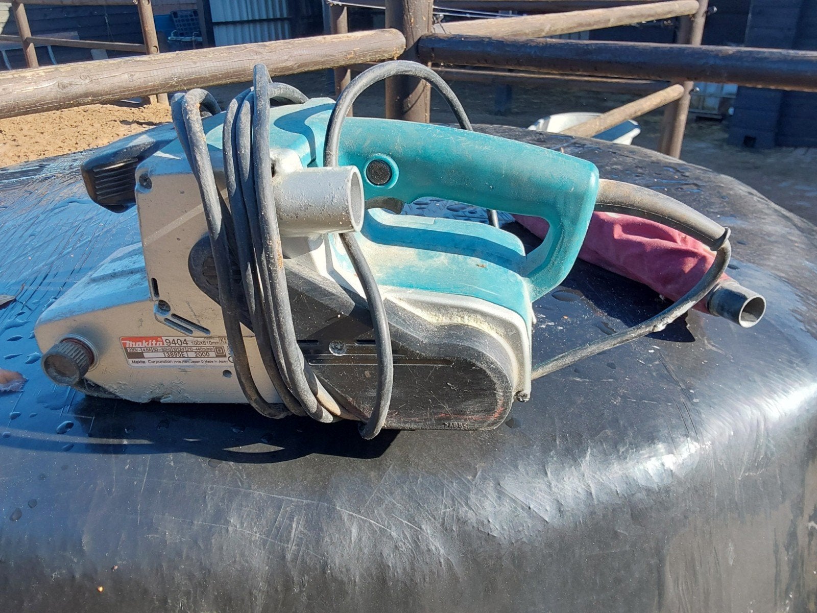 makita 9404 bandschuurmachine, Doe-het-zelf en Verbouw, Ophalen of Verzenden, Gebruikt, 600 tot 1200 watt, Bandschuurmachine